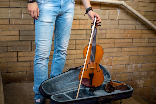 小提琴街头艺人图片下载