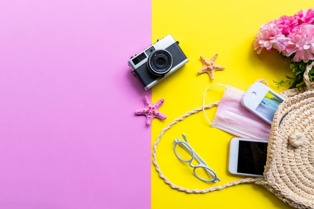 旅行用品医用口罩，手包防新冠病毒洗手液，底色粉黄色。图片下载
