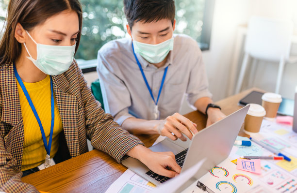 新常态教室和桌椅间距，防止新冠病毒(COVID-19)的传播。空教室是为了教和学。3 d渲染室内。图片下载