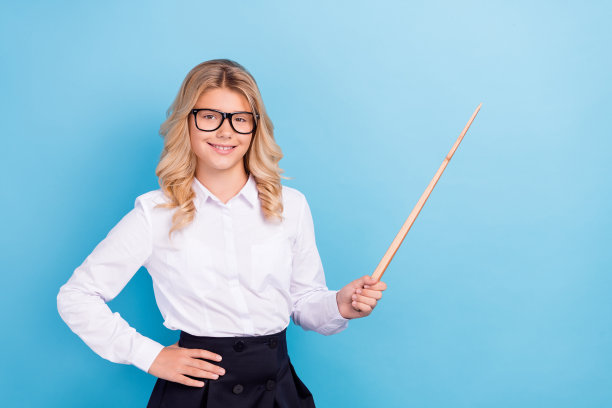 照片的金发大学生女孩指针显示空空间戴眼镜衬衫孤立的蓝色背景图片下载