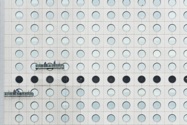 工人们正在擦洗现代摩天大楼的窗户图片下载