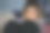 黑暗中的女人肖像看着平板电脑屏幕图片下载