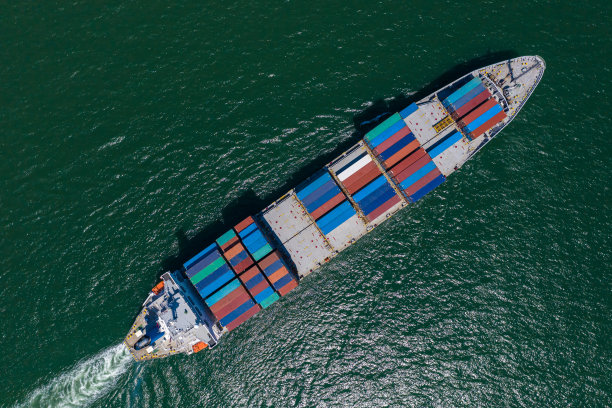 集装箱船运输大型货物物流进出口货物国际范围内包括亚太和欧洲，工业商业服务运输集装箱船在海上或地中海照片从无人机鸟瞰图，图片下载