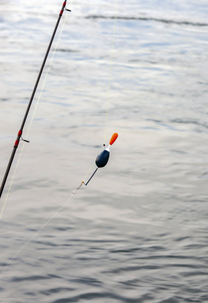 用于在河上投掷渔具的重浮子。图片下载