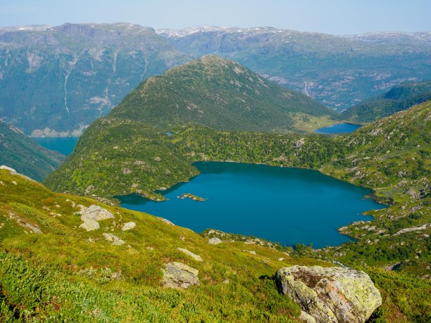 从挪威的Reinanuten观景台俯瞰Buervatnet湖图片下载