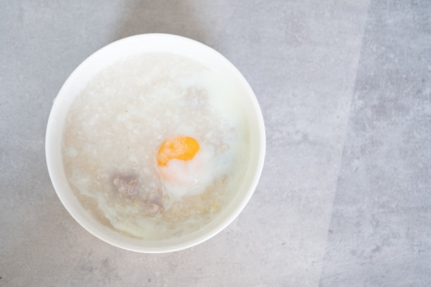 米粥或粥类似于煮米饭，但它有更软的质地与鸡蛋图片下载