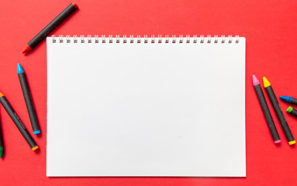 有创造力的孩子，绘画和绘画。彩色颜料在红色的背景，空白的笔记本，空间，模板。图片下载