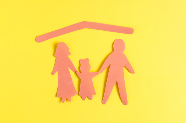 黄色背景上的两个大人和一个孩子的家庭和屋顶上的保护。保险的概念，财产和其他家庭保护图片下载
