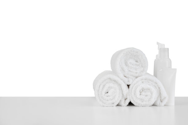 化妆品瓶和毛巾的成分隔离在白色上图片下载