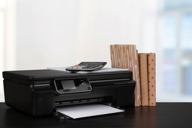 堆叠的书籍和家庭打印机模糊的背景图片下载