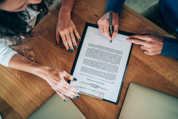 商务人士签署合同。图片下载