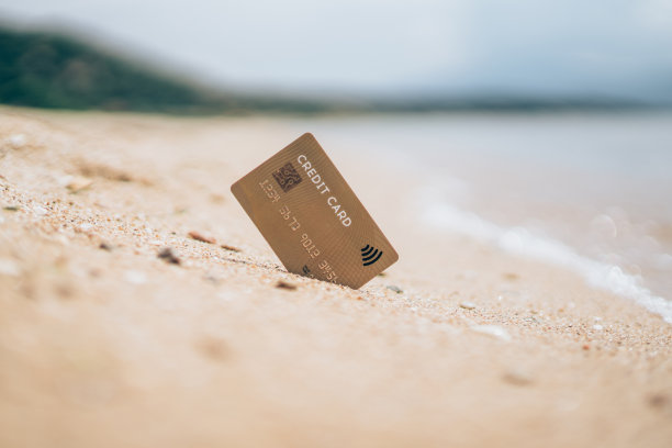 沙滩上的沙子里有信用卡图片下载