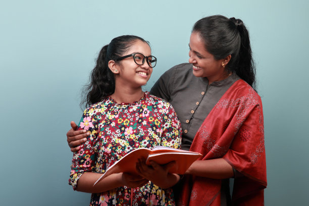 印度裔母亲帮助女儿学习图片下载