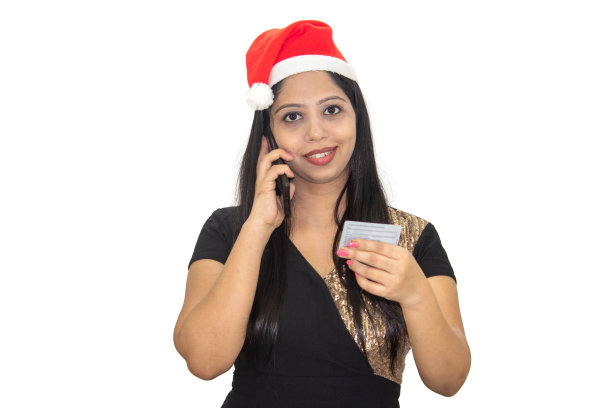 女人在手机上分享信用卡信息，以获得圣诞礼物或折扣图片下载