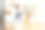 妈妈和小女儿在厨房里随着最喜欢的音乐跳舞图片下载