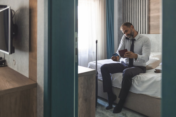 手里拿着护照的商人和假期放松的旅行计划图片下载