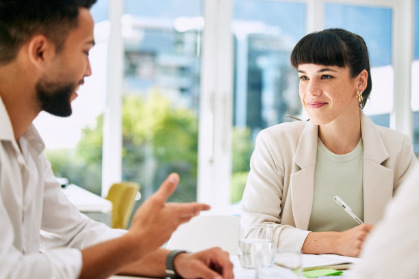 商务人士在会议室开会的照片图片下载