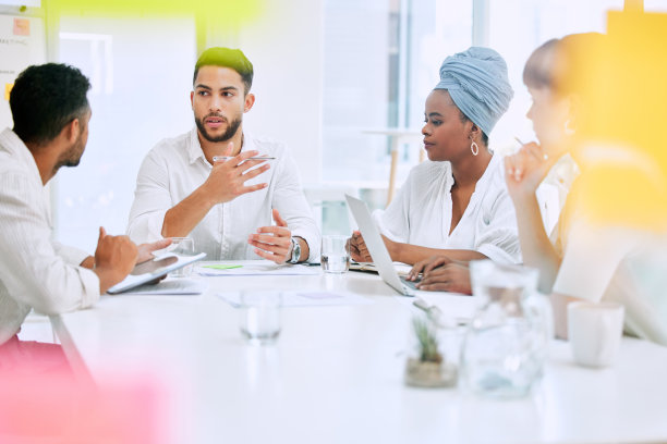 商务人士在会议室开会的照片图片下载