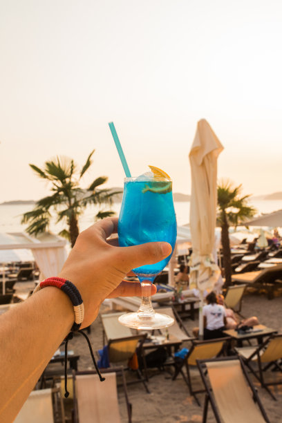 蓝蛙鸡尾酒，垂直照片，手牵手图片下载