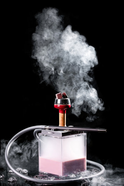 水烟水烟与玻璃烧瓶和牛奶碗与白色烟在黑色背景。传统的东方放松图片下载