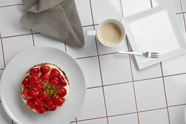 白色盘子里的草莓蛋糕图片下载