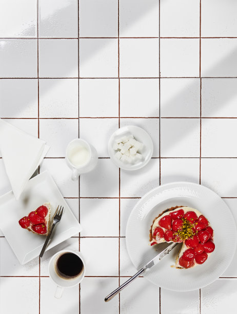 白色盘子里的草莓蛋糕图片下载