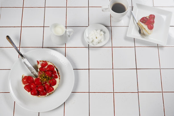 白色盘子里的草莓蛋糕图片下载