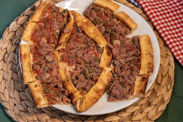 传统的土耳其食物皮塔饼配肉丁——Kusbasili Kiymali Pide图片下载