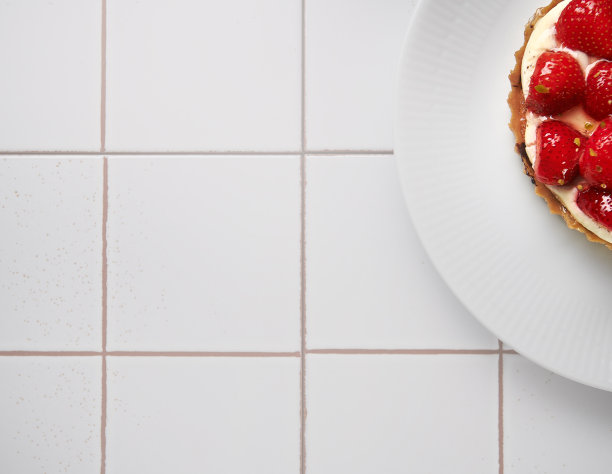 白色盘子里的草莓蛋糕图片下载