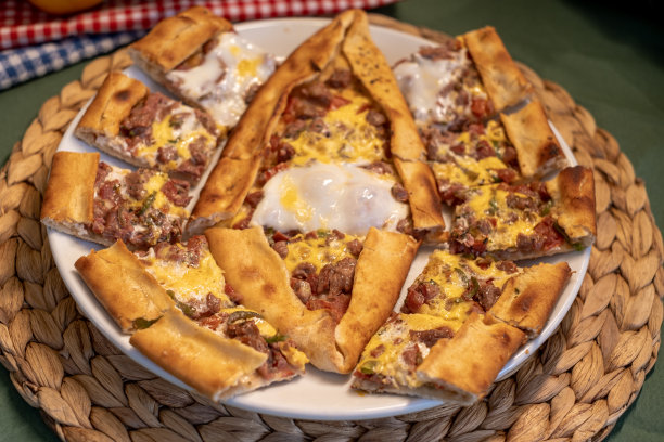 传统的土耳其食物，肉丁蛋饼图片下载