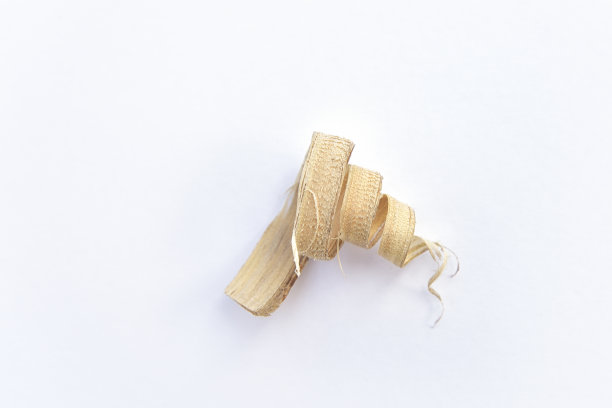 白色背景上的卷曲木片图片下载