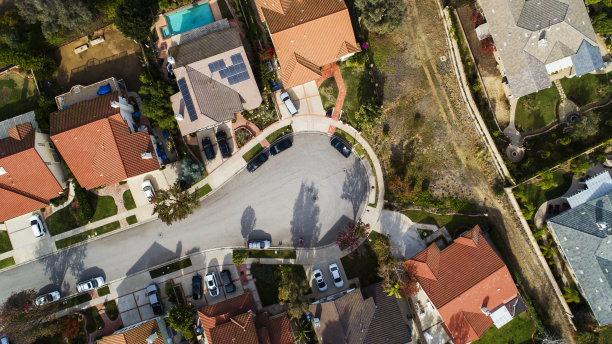 这是无人机拍摄的加州西米谷住宅区街道的俯视图。超大分辨率拼接全景图图片下载