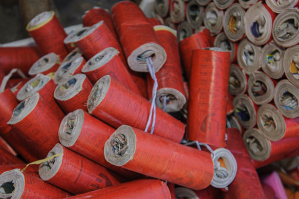 户外摊位上出售的许多鞭炮图片下载