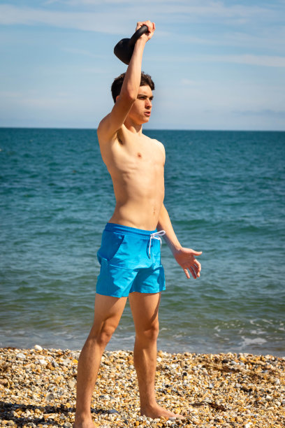 壶铃在海滩上锻炼图片下载