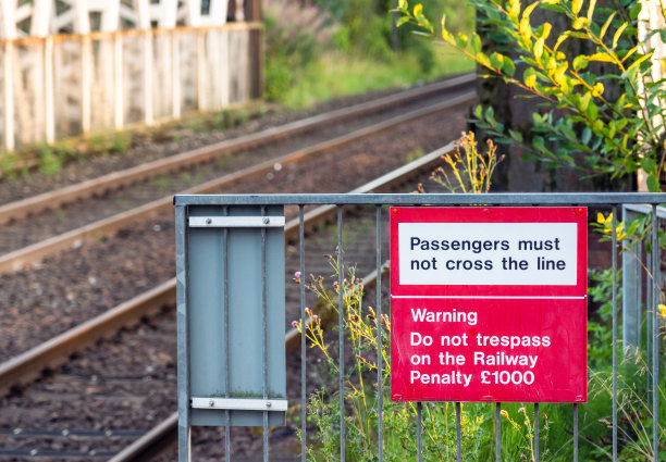 铁路轨道。安全警告图片下载
