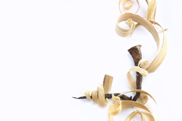 白色背景上有生锈钉子的木屑。图片下载