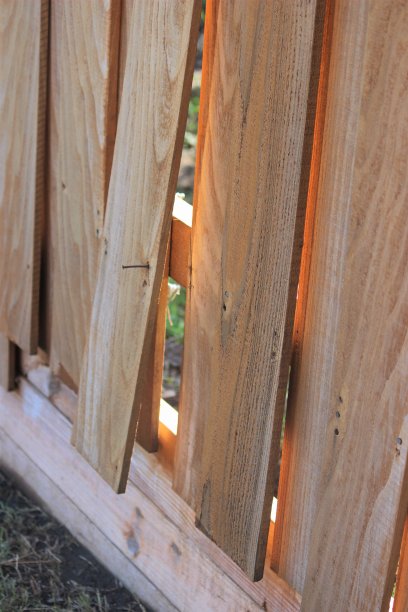 有裂缝、破损的旧雪松篱笆图片下载