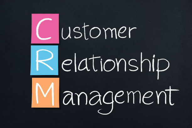 在黑板上用彩色纸书写客户关系管理的首字母。图片下载