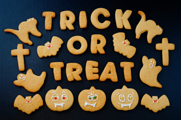Trick or treat文字饼干与万圣节饼干在木头背景图片下载
