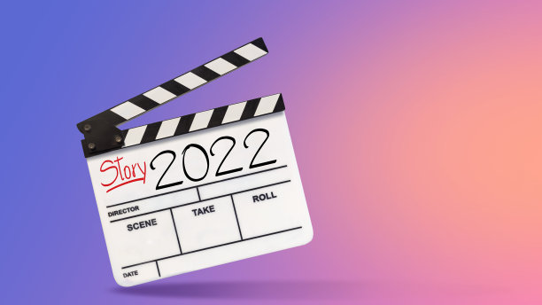 2022年的故事。电影板或电影隔板上的文本标题。新年快乐，电影制作人。图片下载