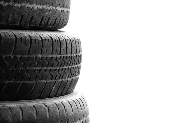 旧汽车轮胎堆成一堆。图片下载