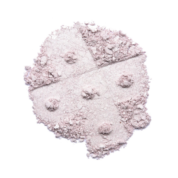 干压碎的浅紫色眼影与白色分离图片下载