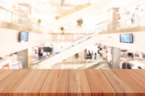 木松木桌子上面模糊的背景，可以用来模拟蒙太奇产品展示或设计布局。图片下载