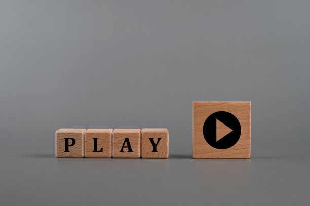 在木制立方体上玩文字与游戏图标。图片下载