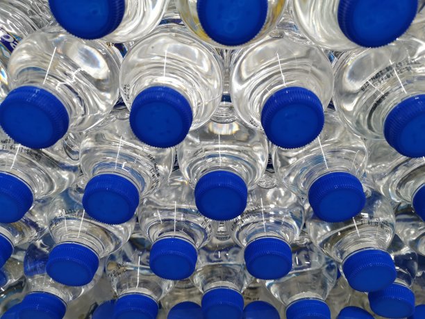 几何图案从许多水瓶在一个堆栈图片下载