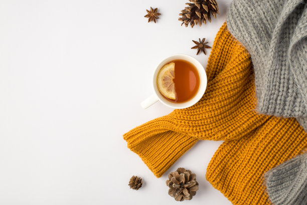 顶部视图照片的橙色毛衣灰色围巾杯柠檬和松果在孤立的白色背景与copyspace图片下载