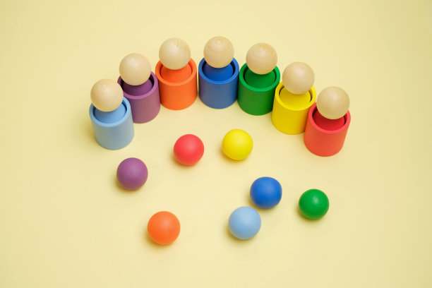 孩子们把球扔进一个颜色合适的玻璃杯里图片下载