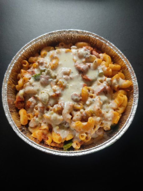 黑色背景的烤通心粉。图片下载