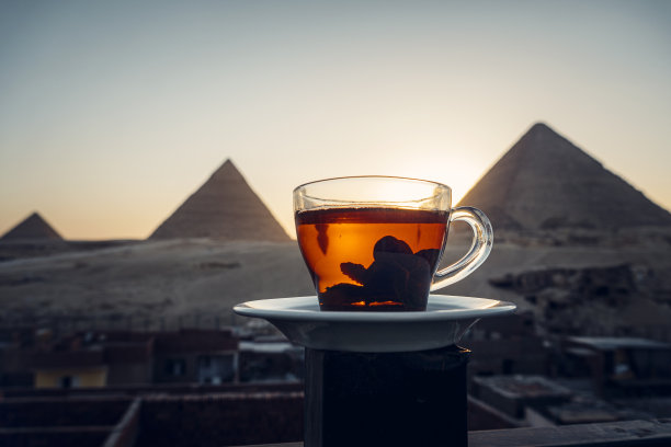 在咖啡馆喝薄荷茶，遥望吉萨金字塔。图片下载