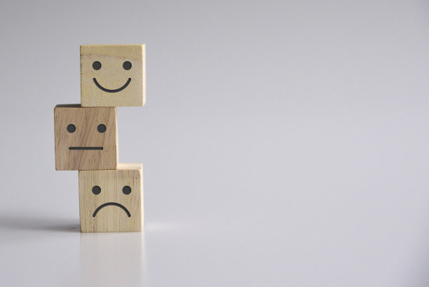 木立方块堆叠与图标面，最佳优秀的企业服务评级客户体验，满意度调查概念图片下载